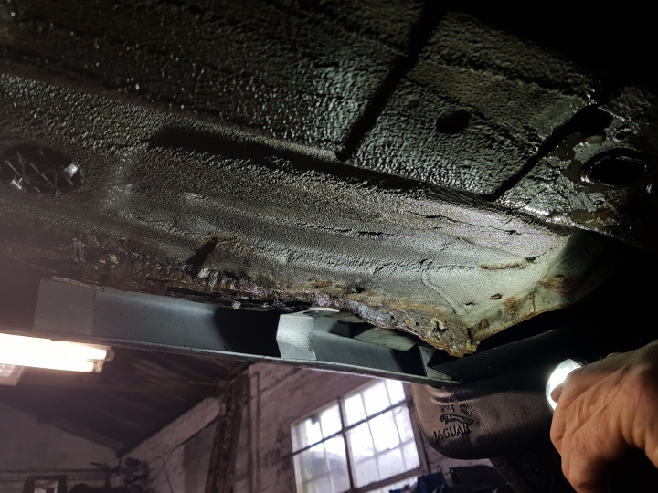 Before replacement: Sills, undeneath, near side front Before replacement: Sills, undeneath, near side front